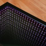 oneindige tafel paarse achtergrondverlichting