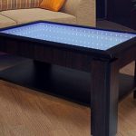 tafel met oneindig effect in de woonkamer