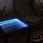 tafel met het effect van oneindigheid in het donker