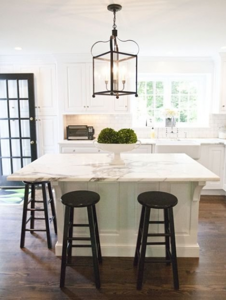cuisine lumineuse avec une porte sombre