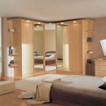 armoire d'angle avec miroir dans une chambre spacieuse