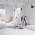placard dans la chambre en blanc