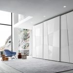 placard dans la chambre blanche