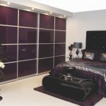 armoire dans la chambre marron