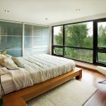 placard intégré dans la chambre avec portes givrées