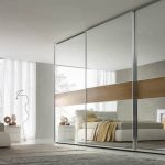 placard intégré dans la chambre avec miroirs