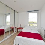 placard intégré dans la chambre avec un miroir