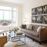 mobilier blanc avec brun dans le salon