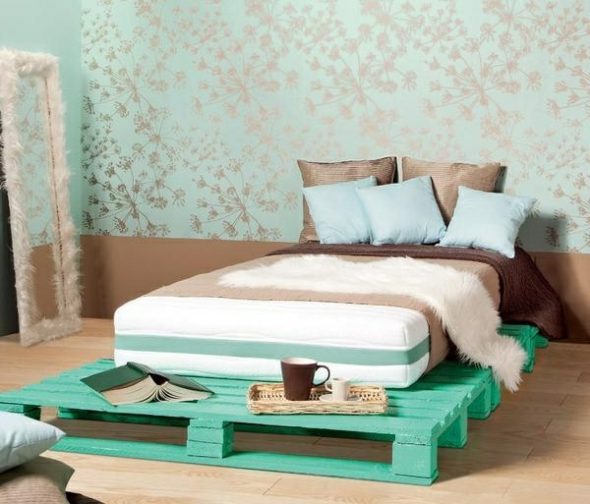 lit turquoise de palettes