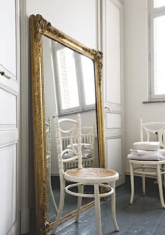 Grand miroir dans la maison