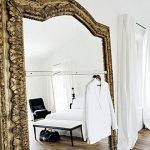 Grand miroir dans l'appartement