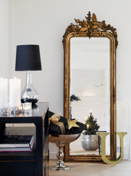 Grand miroir dans la chambre