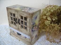 Découpage de meubles dans le style des images de la Provence