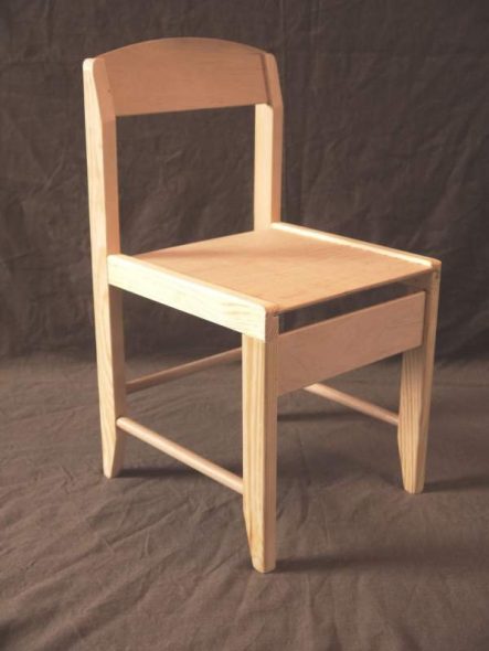 Tabouret en bois pour la maternelle