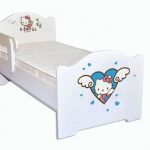 Lit bébé blanc avec un côté
