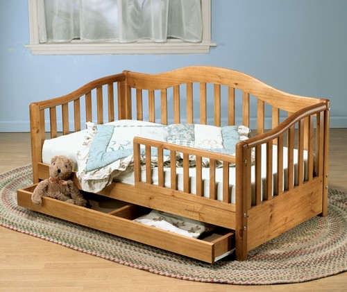 Lit d'enfant en bois avec des côtés