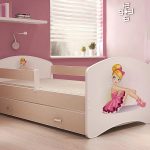 Lit d'enfant pour la photo de fille