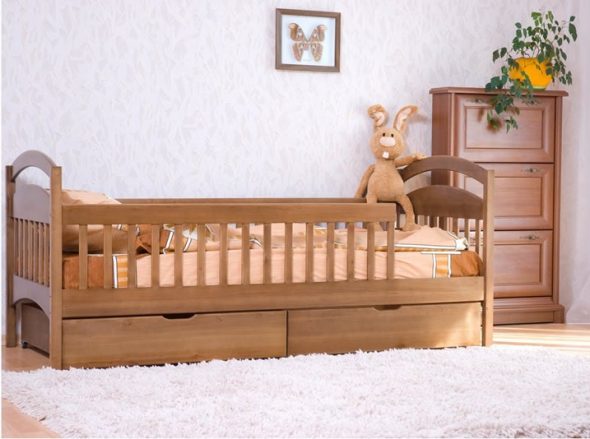 Lit bébé avec côtés et tiroirs à partir de 3 ans