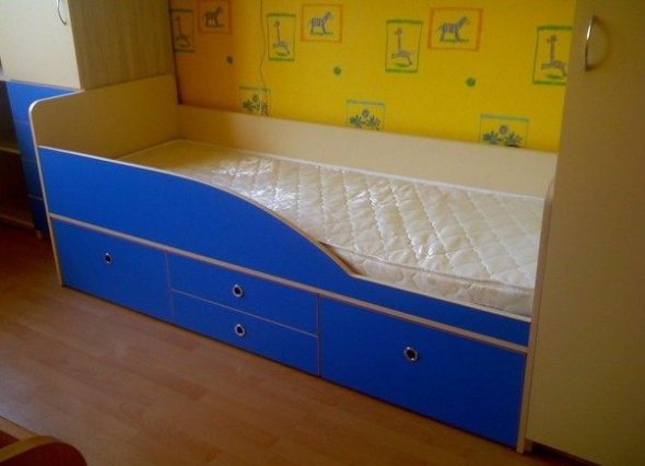 Lits bébé à côtés