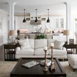 mobilier blanc dans la cuisine-salon