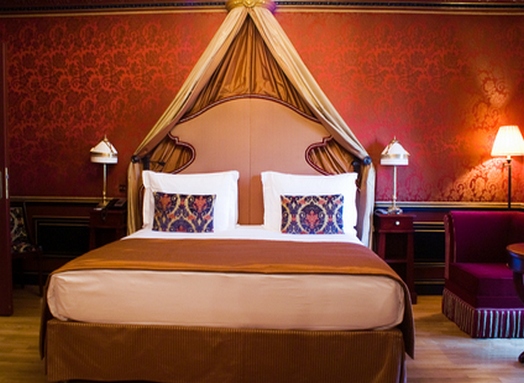 Conception de la chambre avec un auvent