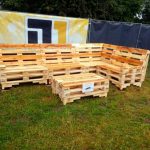 Canapé en forme de L de vieilles palettes