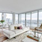 mobilier blanc dans une chambre spacieuse
