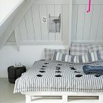 lit de palettes dans la chambre