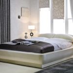 Beaux lits doubles dans la chambre