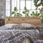 lit en bois dans la chambre