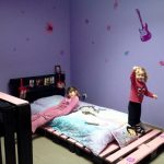 un lit de palettes pour les filles