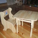 Petite table et chaise haute