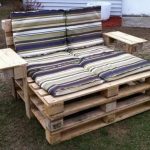 Méthode de fabrication d'un canapé à partir d'une palette