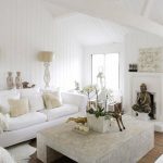 mobilier blanc dans un salon lumineux