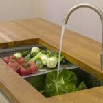 Évier sous un plateau en bois