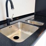 Evier sous une table en pierre artificielle