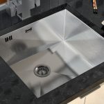 Evier sous un dessus de table en pierre artificielle originale