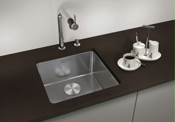 Eviers en acier inoxydable sous un dessus de table