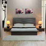 Décoration murale au dessus du lit dans la chambre