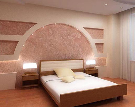 Décoration murale à la tête du lit dans les niches de la chambre