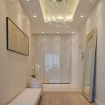 miroir contre le mur dans le couloir