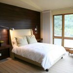 Boiseries en tête de lit dans la chambre