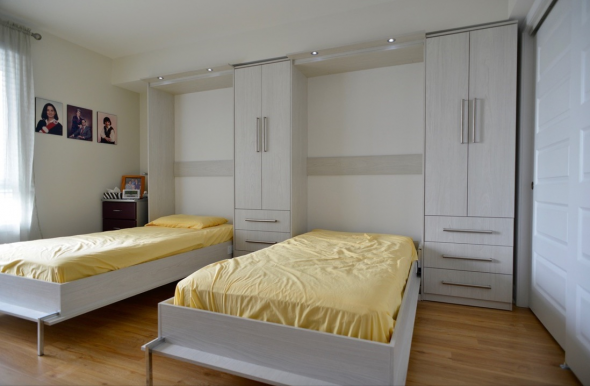 lits pliants dans la chambre