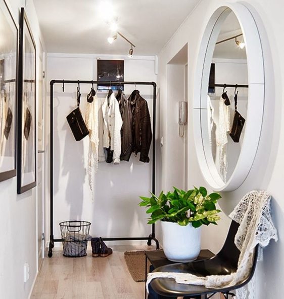 miroir sur le mur dans le couloir