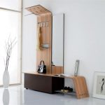 miroir étroit dans le couloir