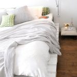 lit de palettes dans la chambre
