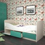 lit dans la chambre des enfants avec les côtés
