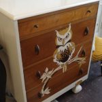 une commode avec un hibou