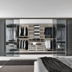 armoire intégrée à l'intérieur