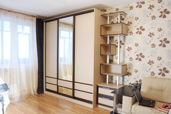 Armoire coulissante sous la commande